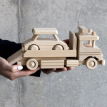 Zwei Holzautos, Abschleppwagen und Pkw aus Holz, 29 × 9 × 12 cm