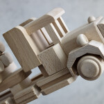 Lkw als Holzspielzeug mit Holzbalken, 37 × 8 × 12 cm