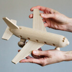Flugzeug aus Holz, Passagierflugzeug, 24 × 27 × 13 cm